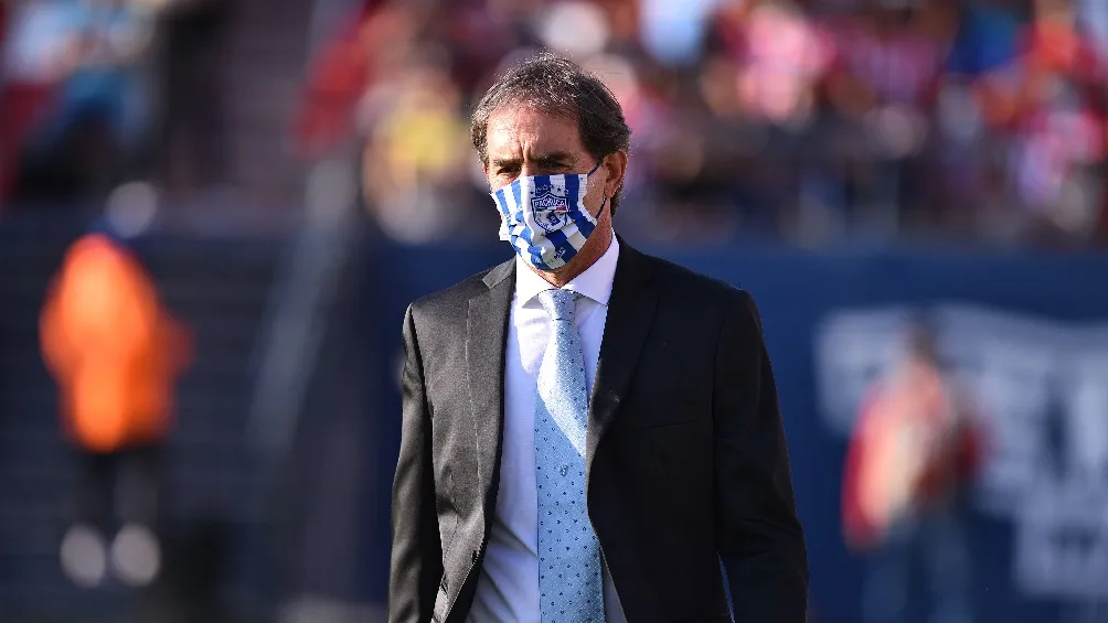 Guillermo Almada dirigiendo al Pachuca en la Liguilla del Clausura 2022