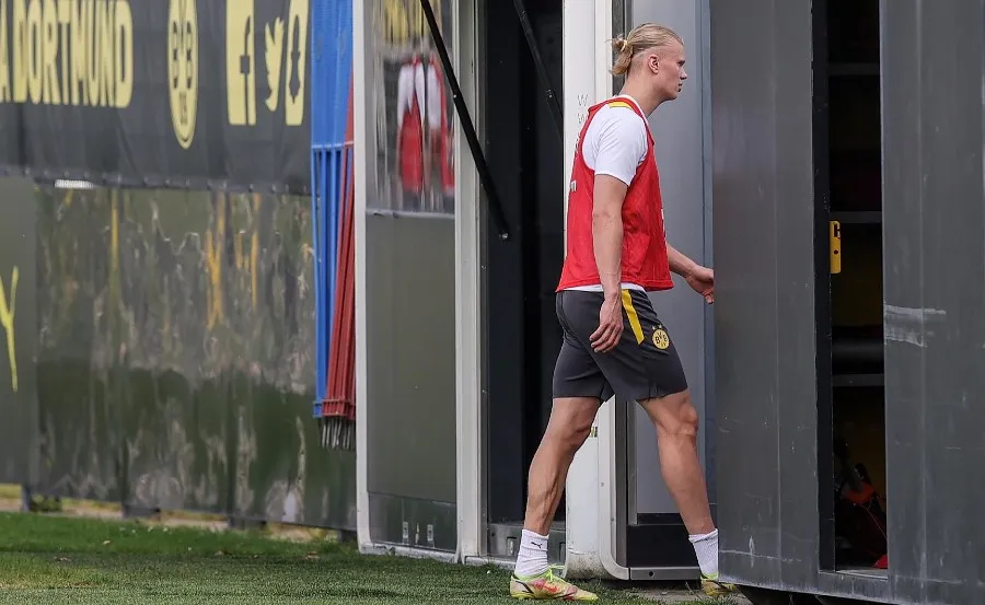EFE Haaland sale de la instalaciones del Borussia Dortmund