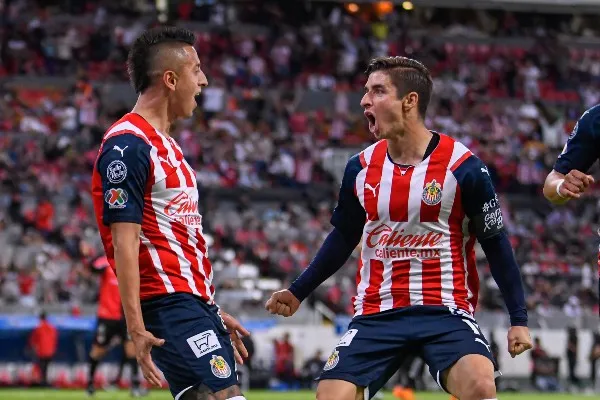 Jugadores de Chivas celebran gol