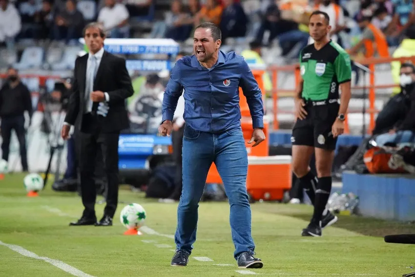 André Jardine en el juego ante Pachuca