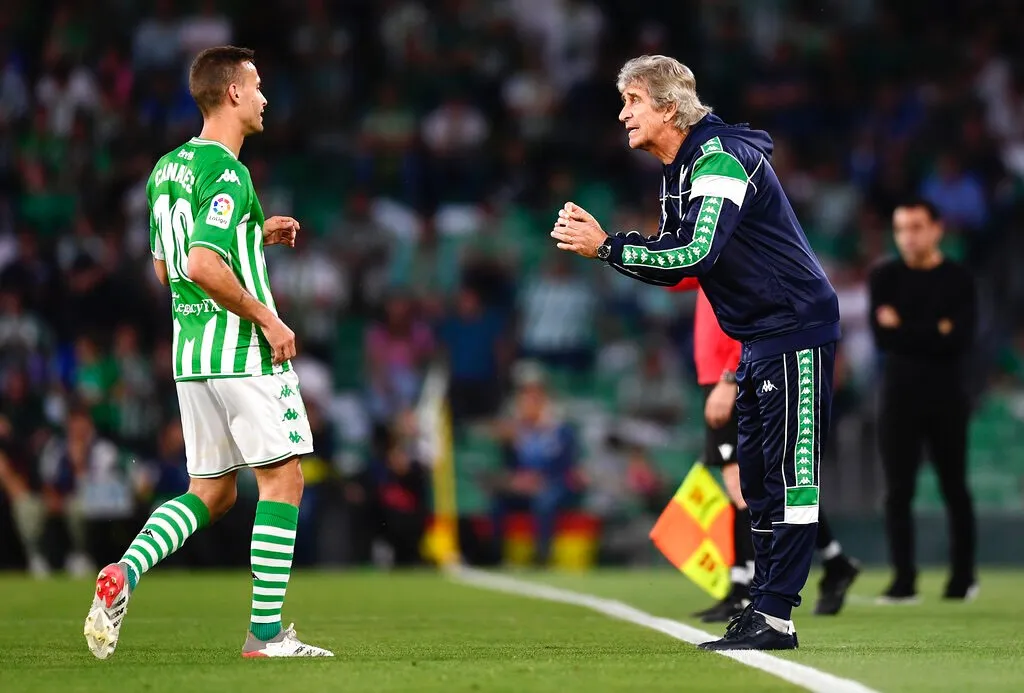 Manuel Pellegrini dirigiendo al Betis