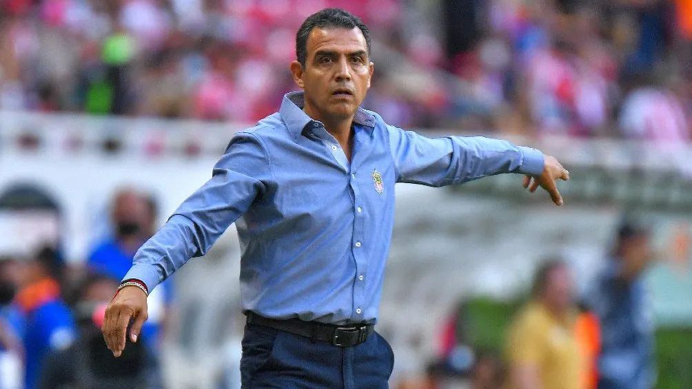 Ricardo Cadena dirigiendo a las Chivas durante partido de Liga MX