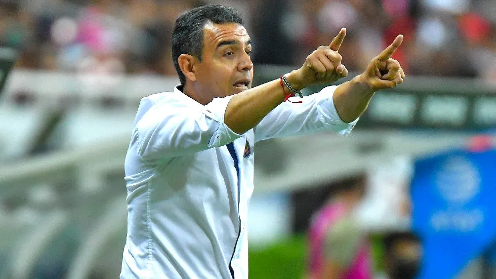 Ricardo Cadena dirigiendo a las Chivas durante partido de Liga MX