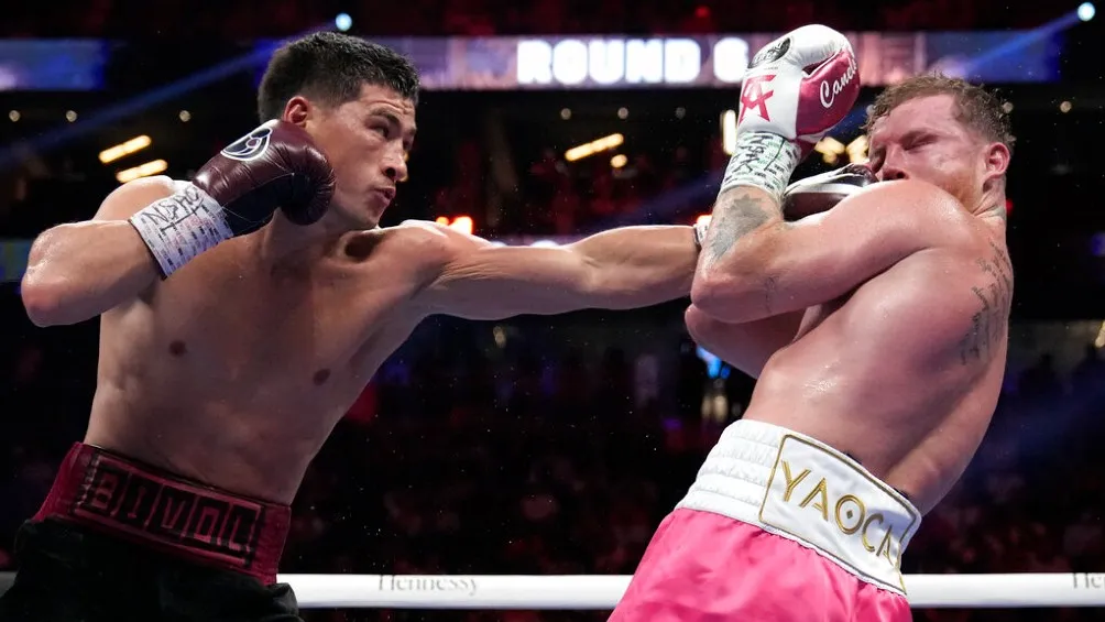 Saúl 'Canelo' Álvarez peleando ante Dmitry Bivol en Las Vegas
