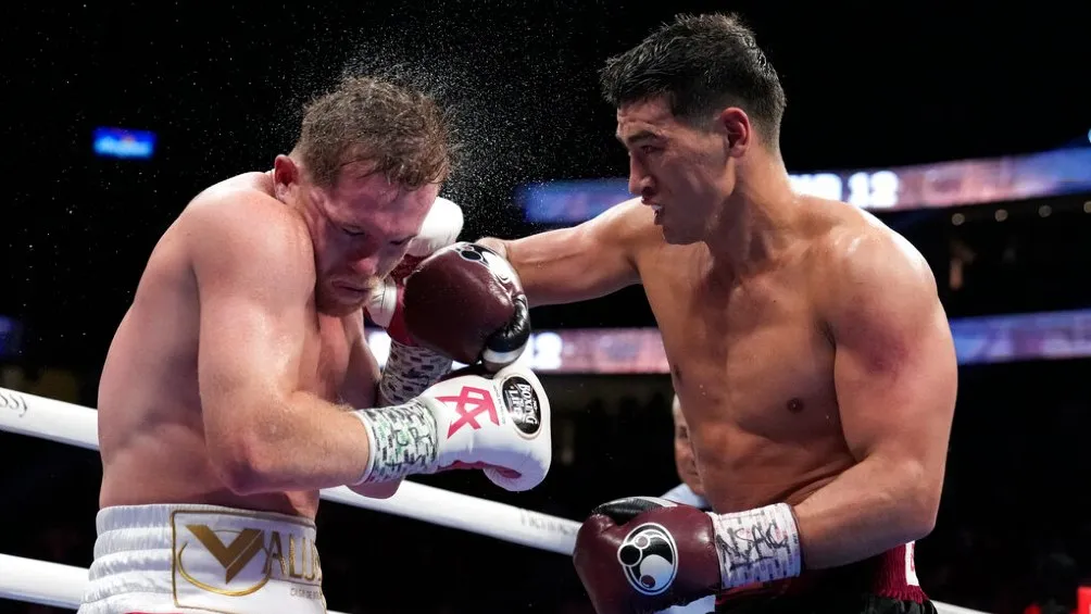 Saúl 'Canelo' Álvarez peleando ante Dmitry Bivol en Las Vegas