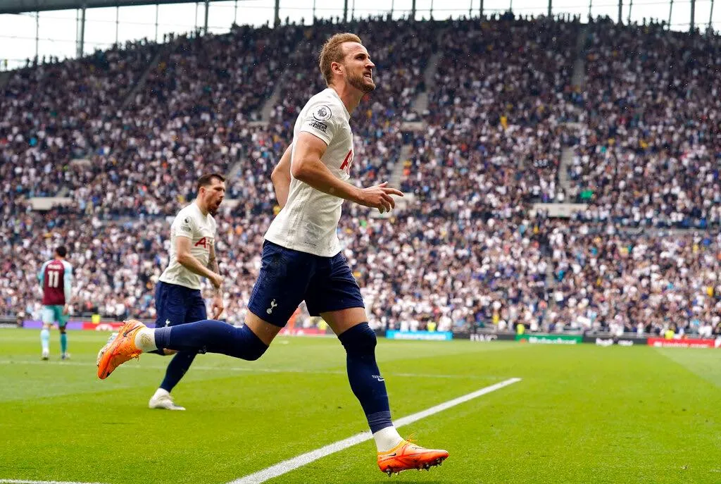 Harry Kane festejando gol ante Burnley