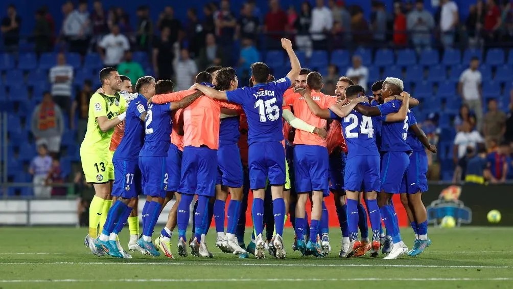 Equipo del Getafe celebrando la permanencia en Primera