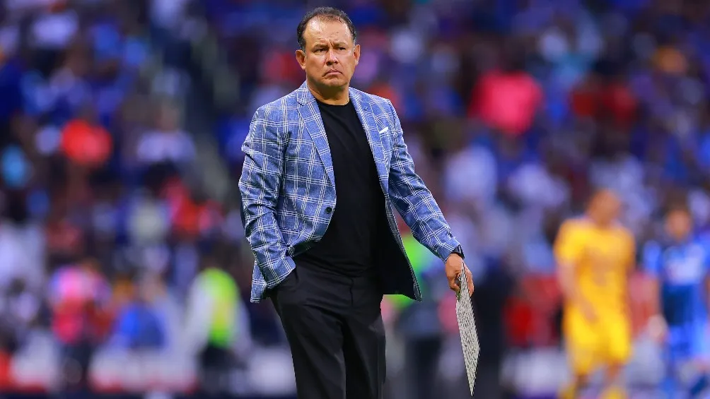 MEXSPORT Juan Reynoso dirigiendo a Cruz Azul en partido ante Tigres