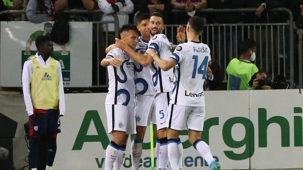 Jugadores del Inter de Milan festejando gol ante Cagliari