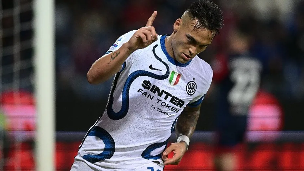 Lautaro Martínez festejando anotación ante Cagliari