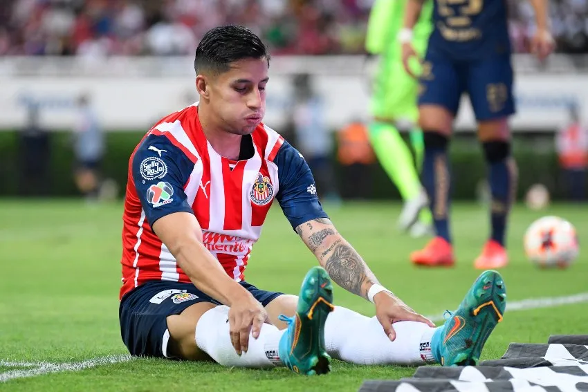 Carlos Cisneros en un partido de Chivas