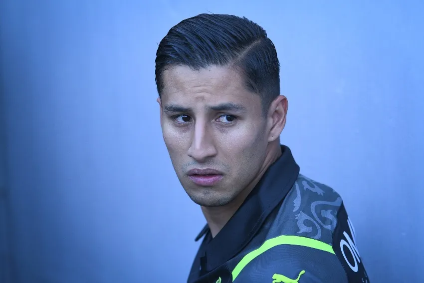 Carlos Cisneros en un partido de Chivas