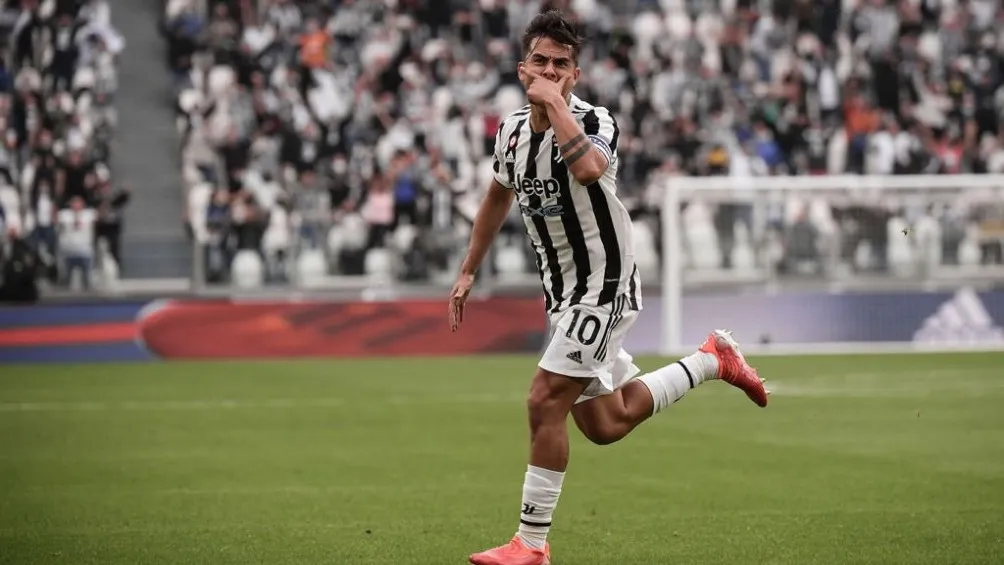 Dybala festejando gol con la Juventus en Serie A