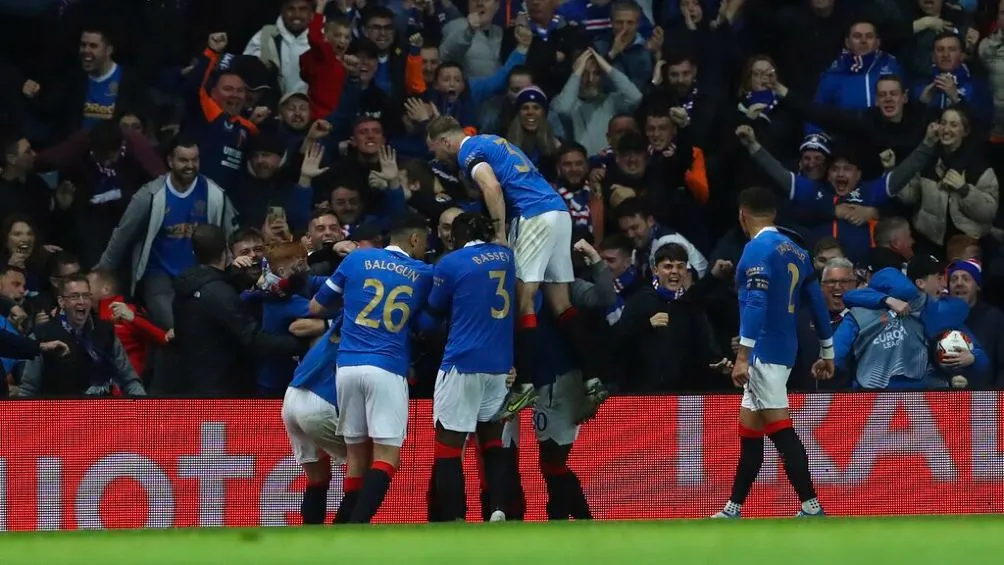 Jugadores de Rangers FC festejando gol en la Europa League