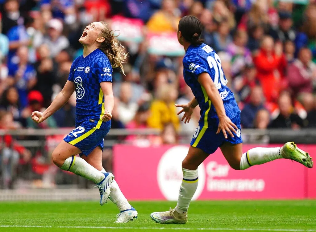 AP Chelsea festejando campeonato de la Copa inglesa femenina
