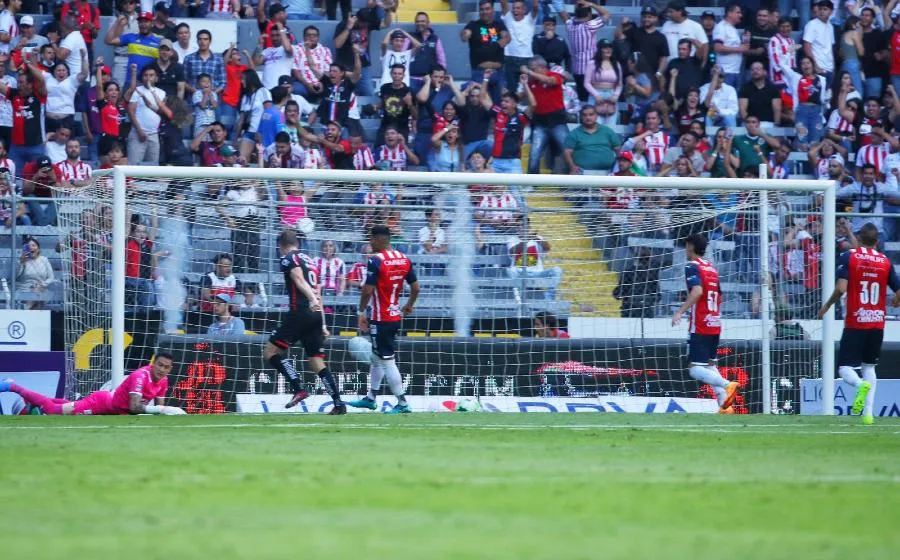 MIGUEL PONTÓN Raúl Gudiño no pudo desviar el disparo de Julián Quiñones