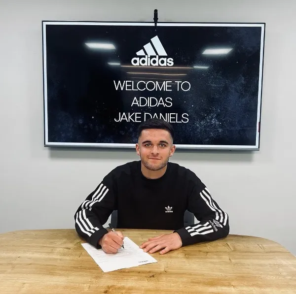 Jake Daniels firmando con Adidas