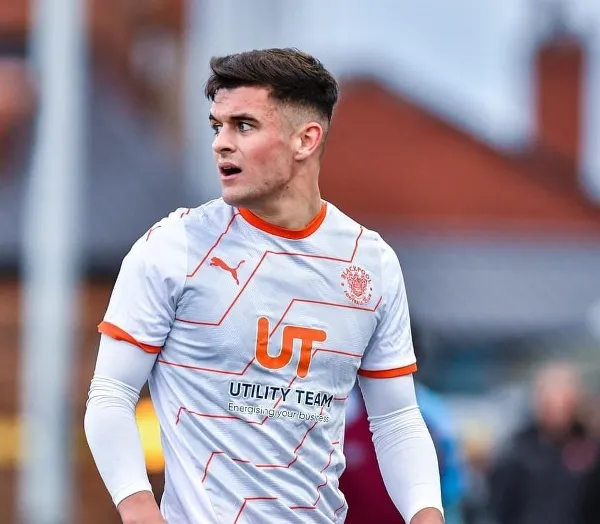 Jake Daniels jugando un partido