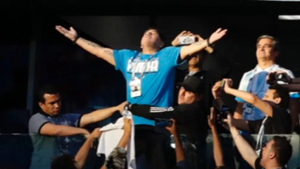 Maradona festejando con brazos abiertos y ojos cerrados