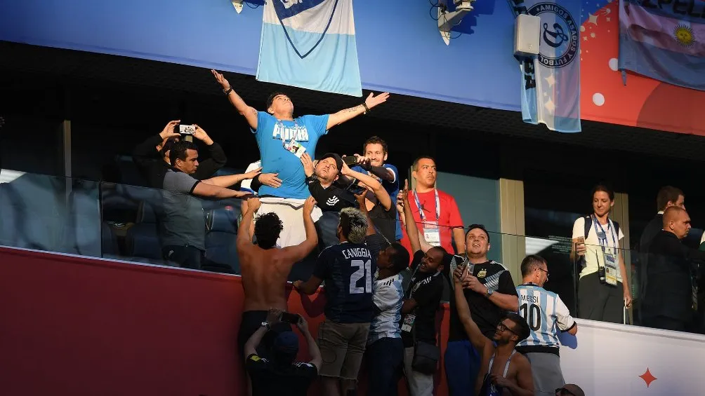 Maradona festejando con brazos abiertos y ojos cerrados