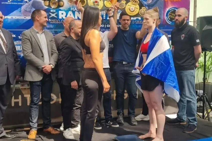 Alejandra Ayala y Hannah Rankin en la ceremonia de pesaje