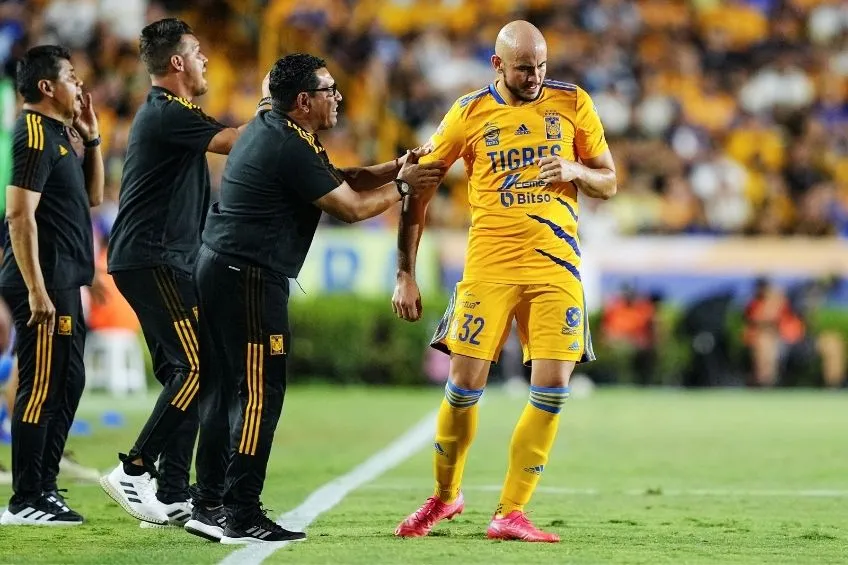 Álvaro Galindo durante un partido de Tigres