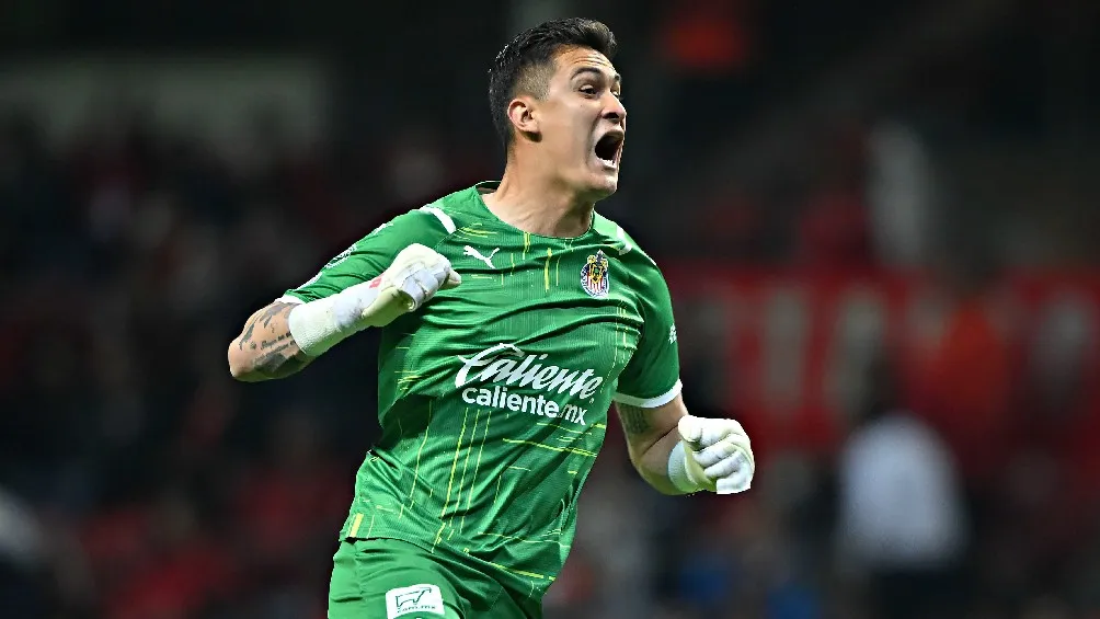 Raúl Gudiño festejando gol de Chivas en partido de Liga MX