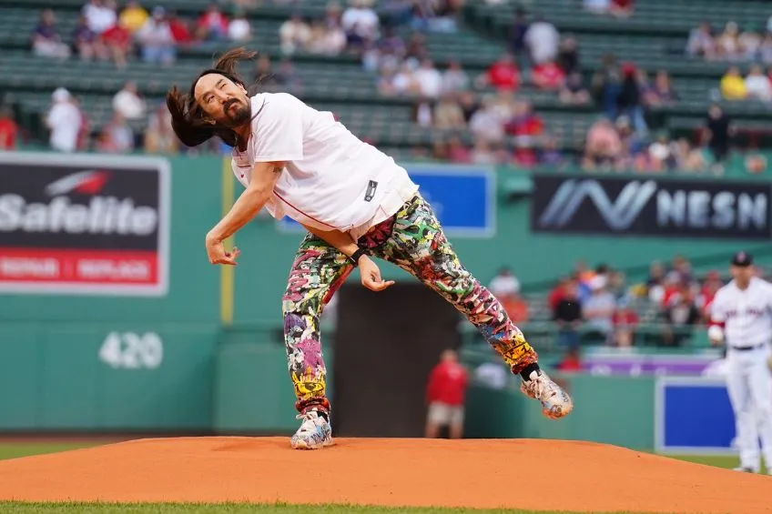 TWITTER: @RedSoxBeisbol Steve Aoki tras el primer lanzamiento