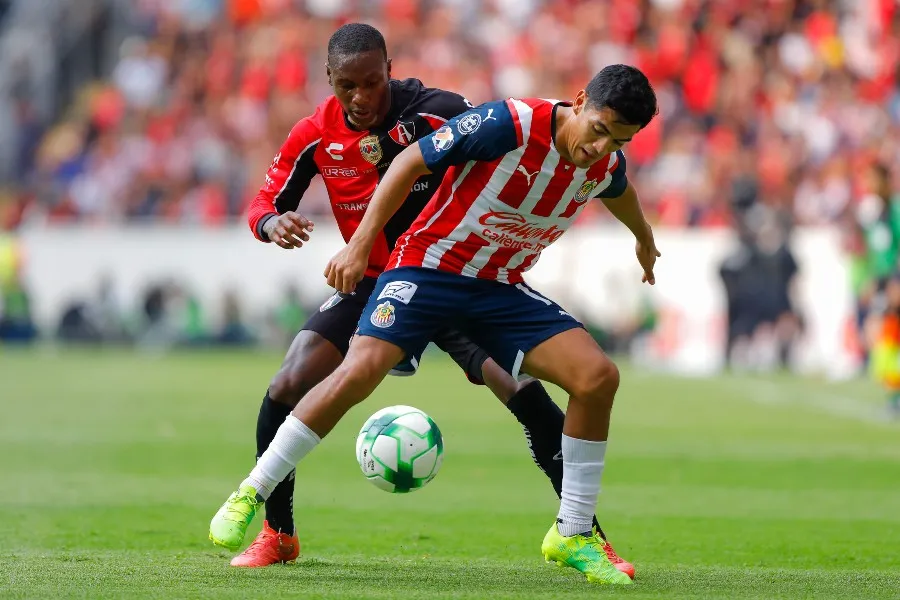 Jesús Sánchez durante un partido con Chivas