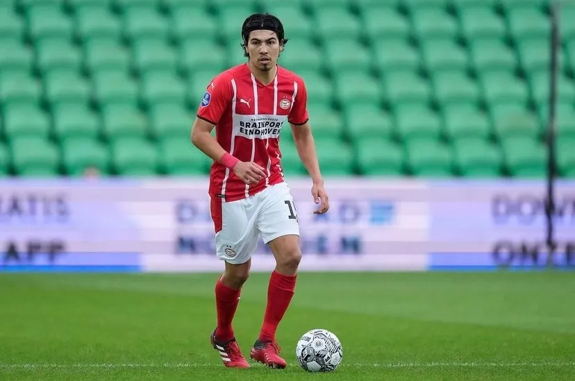 Erick Gutiérrez jugando partido con el PSV Eindhoven