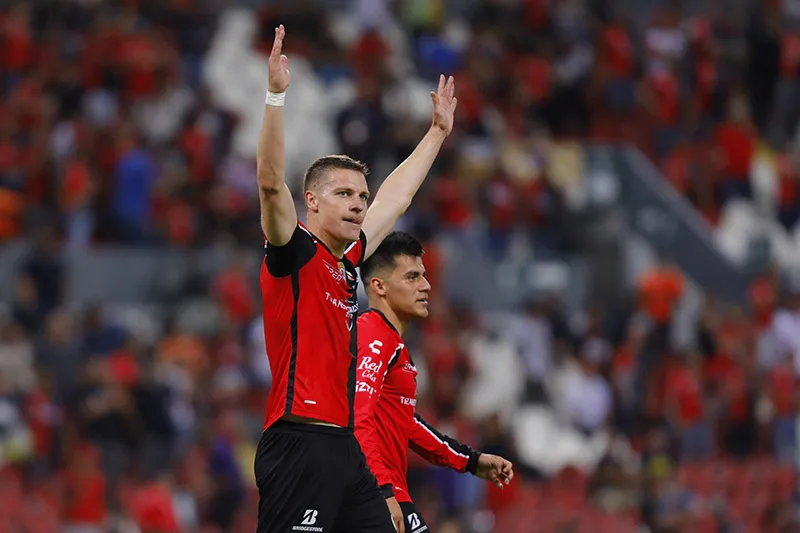 Julio Furch festeja un gol con Atlas