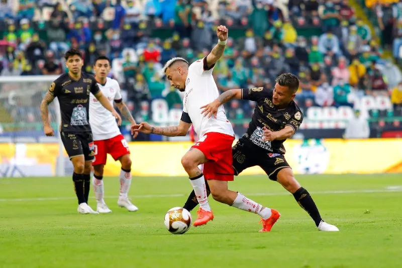 Jean Meneses en acción con León ante Toluca