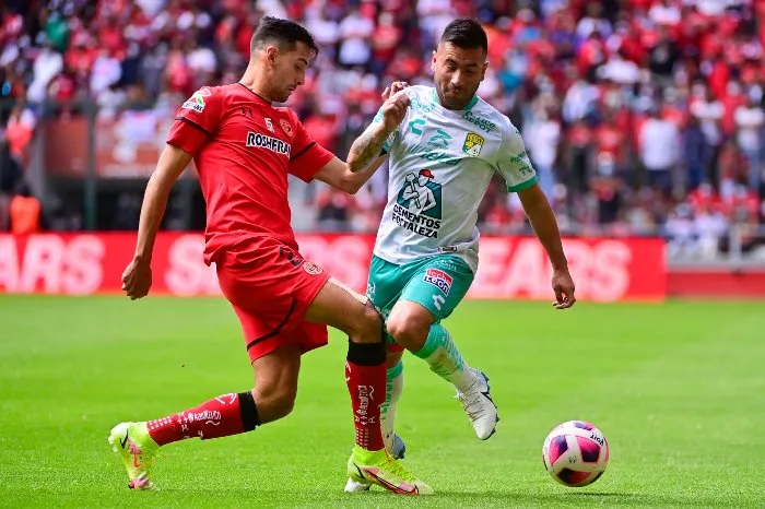 Jean Meneses en acción con León ante Toluca