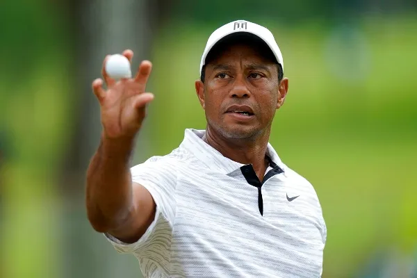Tiger Woods atrapa una pelota en el campo