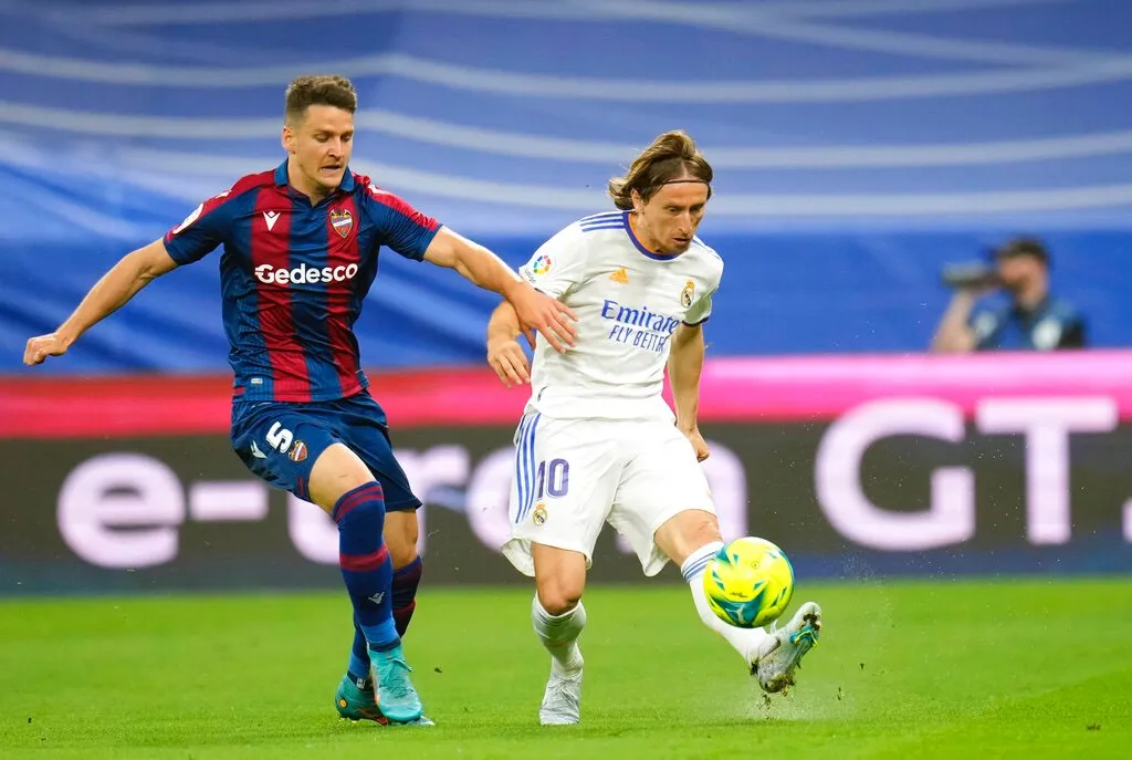 Luka Modric y Nemanja Radoja en el Santiago Bernabeu