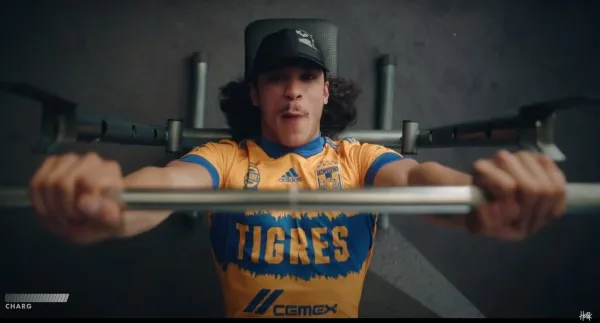 Rapero Hatik porta la jersey de Tigres