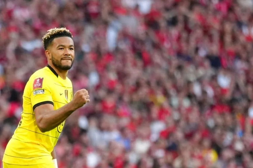 Reece James festejando un gol