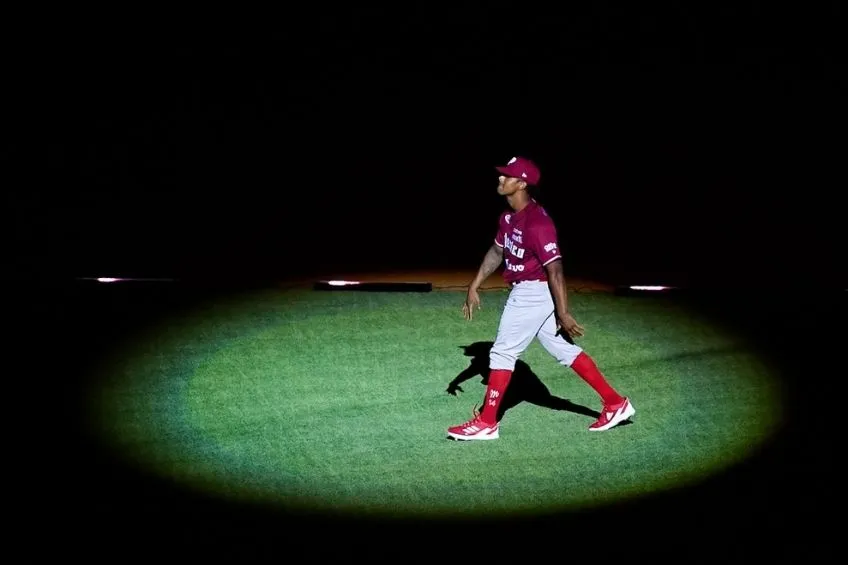 Khris Davis en la presentación de los uniformes de Diablos Rojos