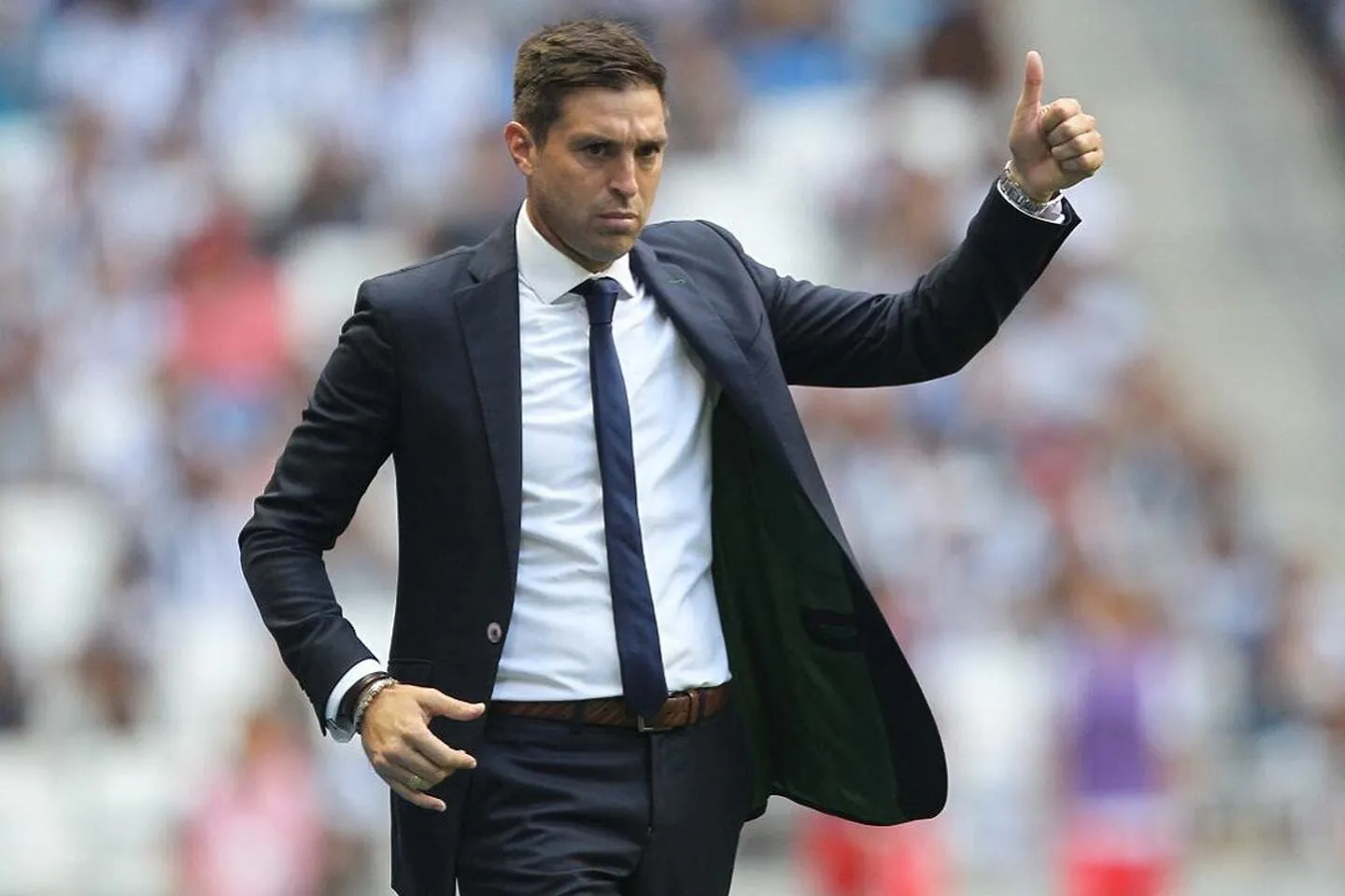 AP DT Diego Alonso dirigiendo