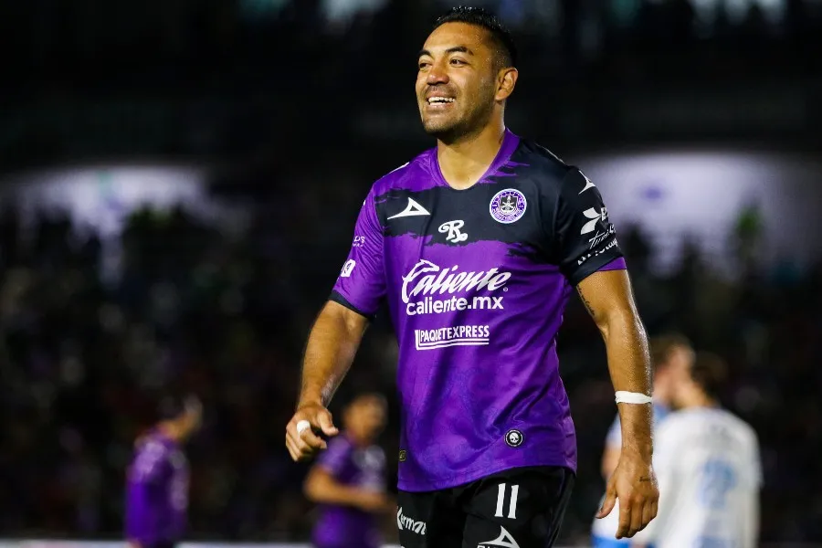 Marco Fabián durante un partido con Mazatlán