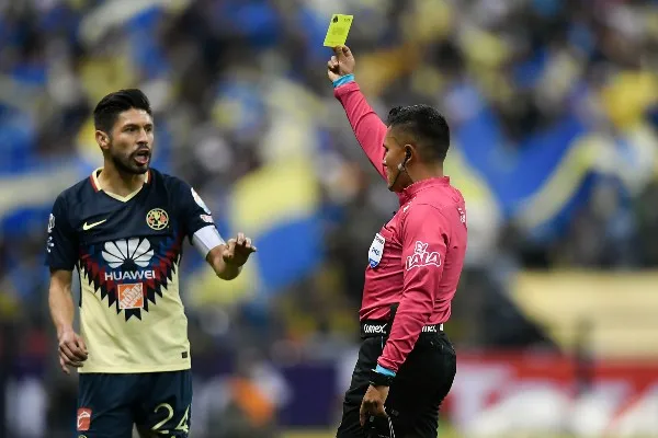 Fernando Guerrero amonesta a Oribe Peralta