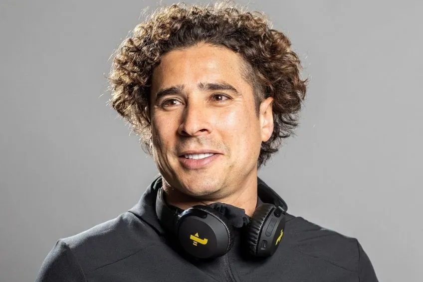 TWITTER: @YoSoy8a Guillermo Ochoa en el anuncio de su inversión