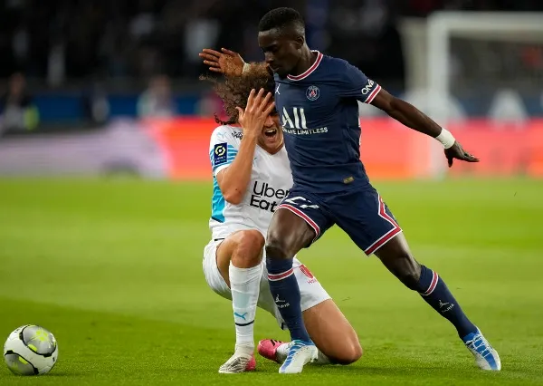 AP Idrissa Gueye jugando en el PSG