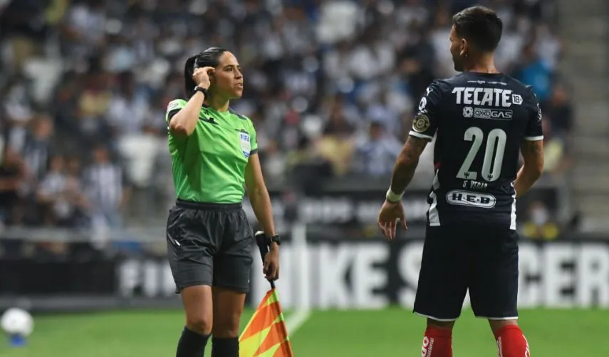 IMAGO 7 Karen Díaz, atenta a las acciones en juego de Rayados