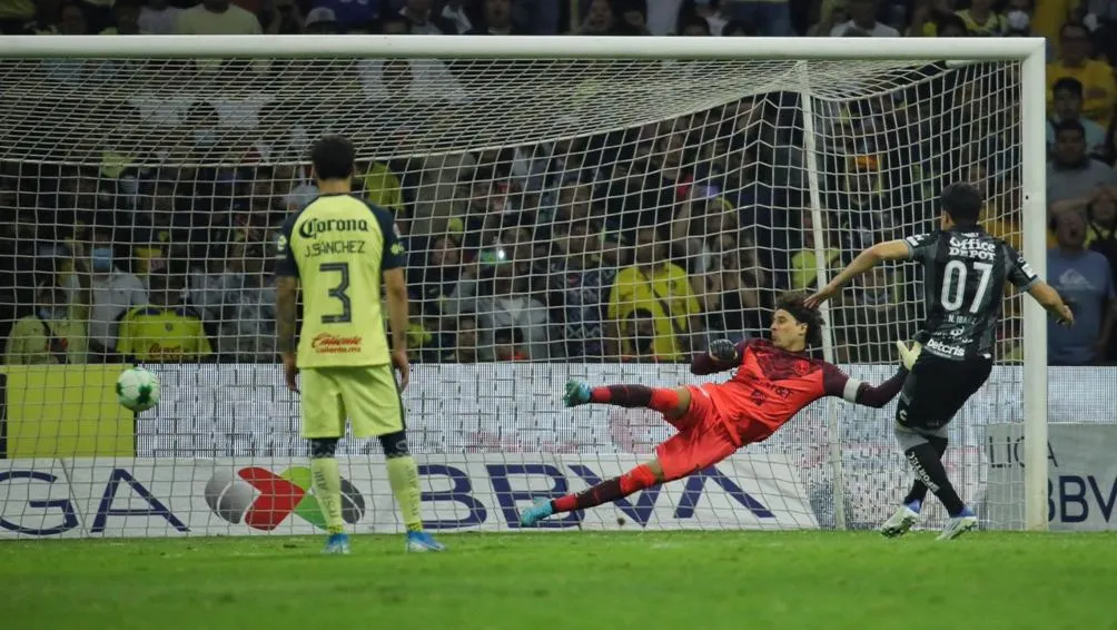 Guillermo Ochoa ante el penal de Ibáñez