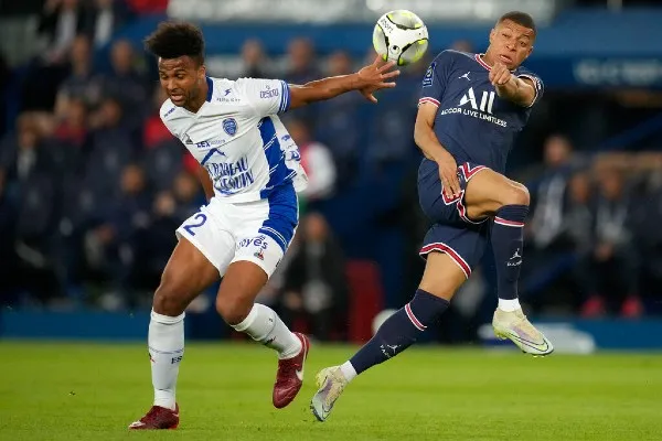 Kylian Mbappé en acción con el PSG