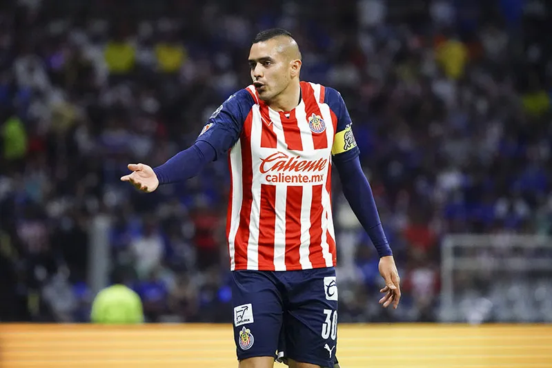 Sergio Flores durante un duelo con Chivas