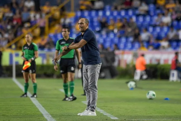 IMAGO7 Juan Pablo Alfaro en acción con Chivas