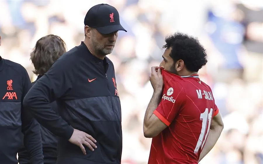 Klopp y Salah platican tras lesión