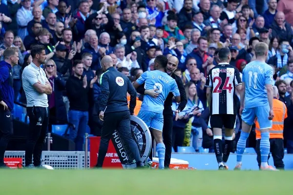 Pep Guardiola en acción con el City